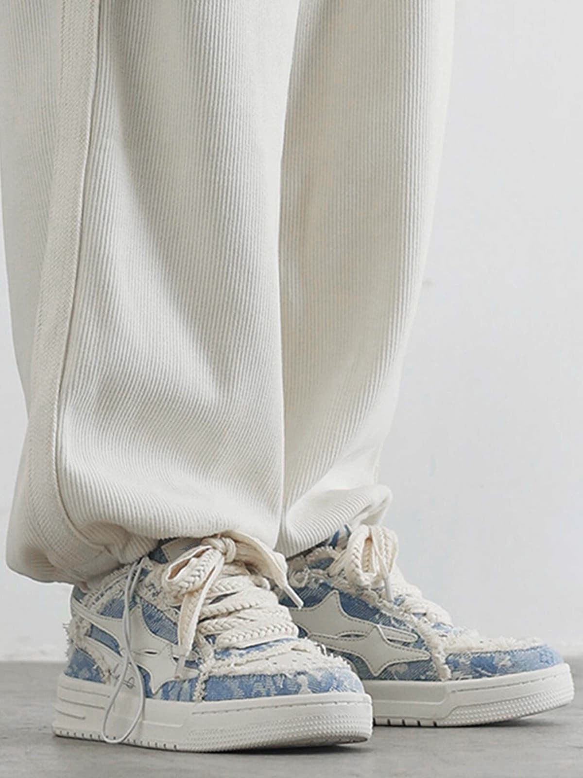 Baskets basses bleues et blanches à effet usé – vue 4