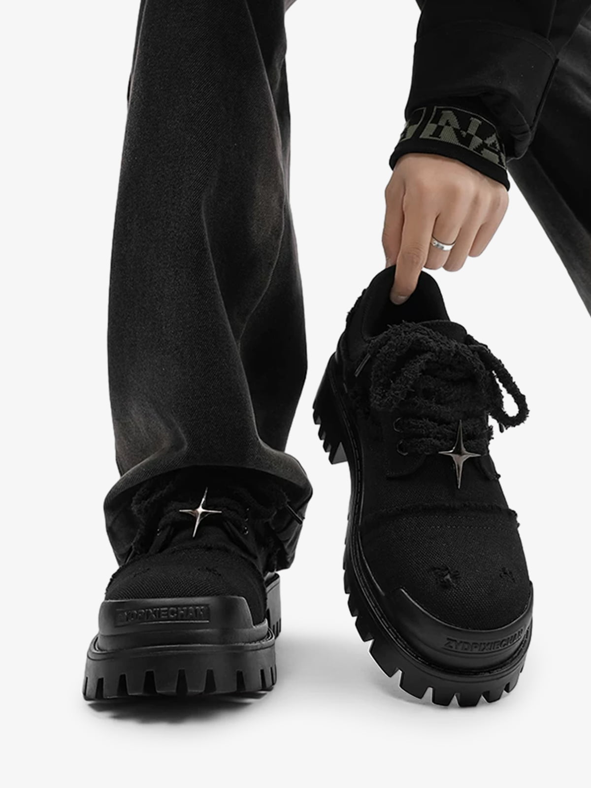 Baskets noires à semelle crantée et détail étoile – vue 2