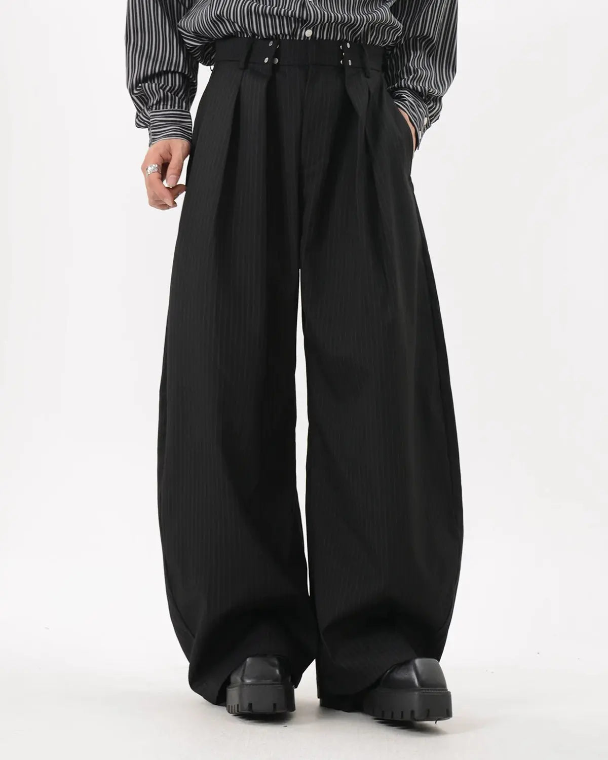 Pantalon noir à fines rayures coupe barrel – vue 3