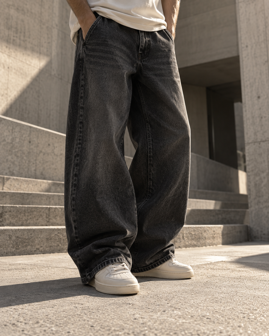 Bas streetwear Le Clika : jean ample en denim délavé.