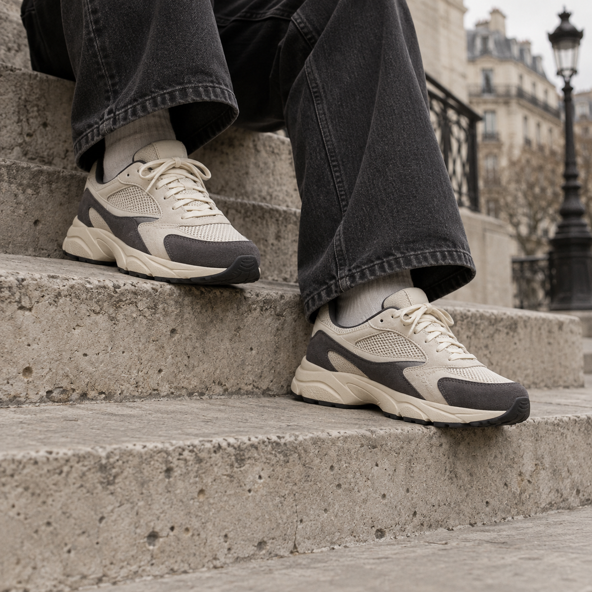 Baskets crème et anthracite portées avec un jean ample.