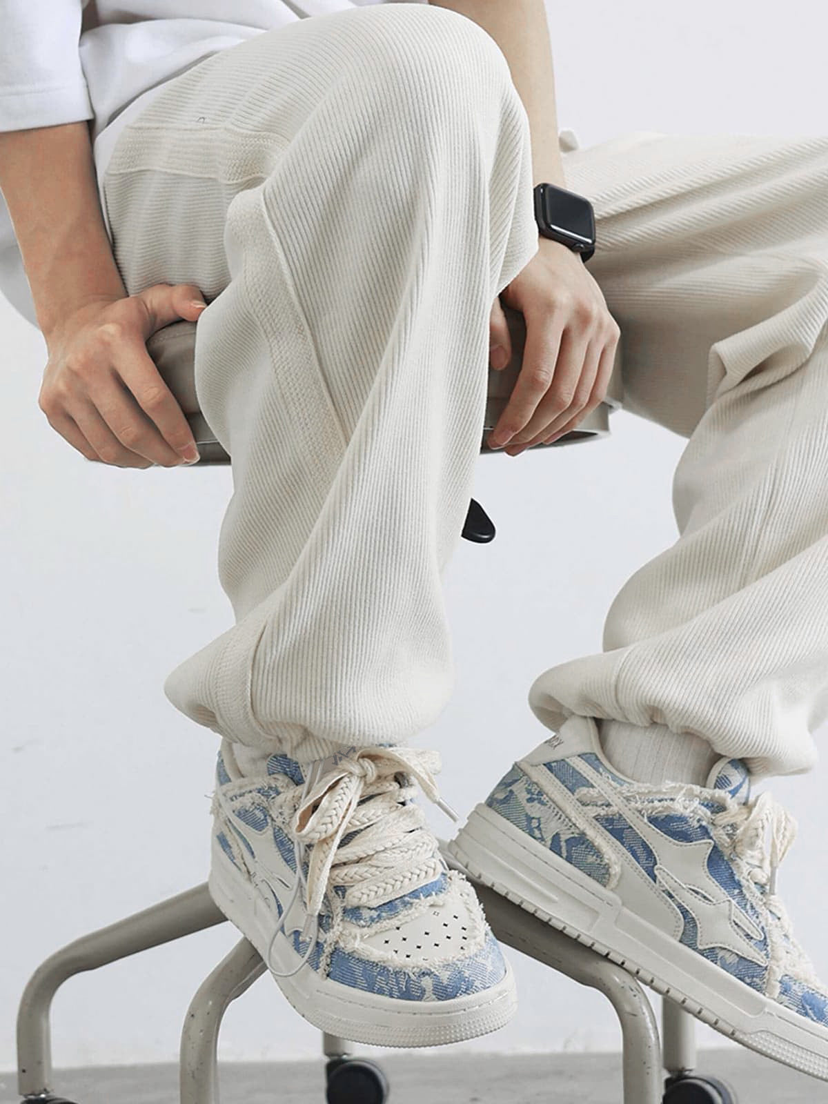Baskets basses bleues et blanches à effet usé – vue 2