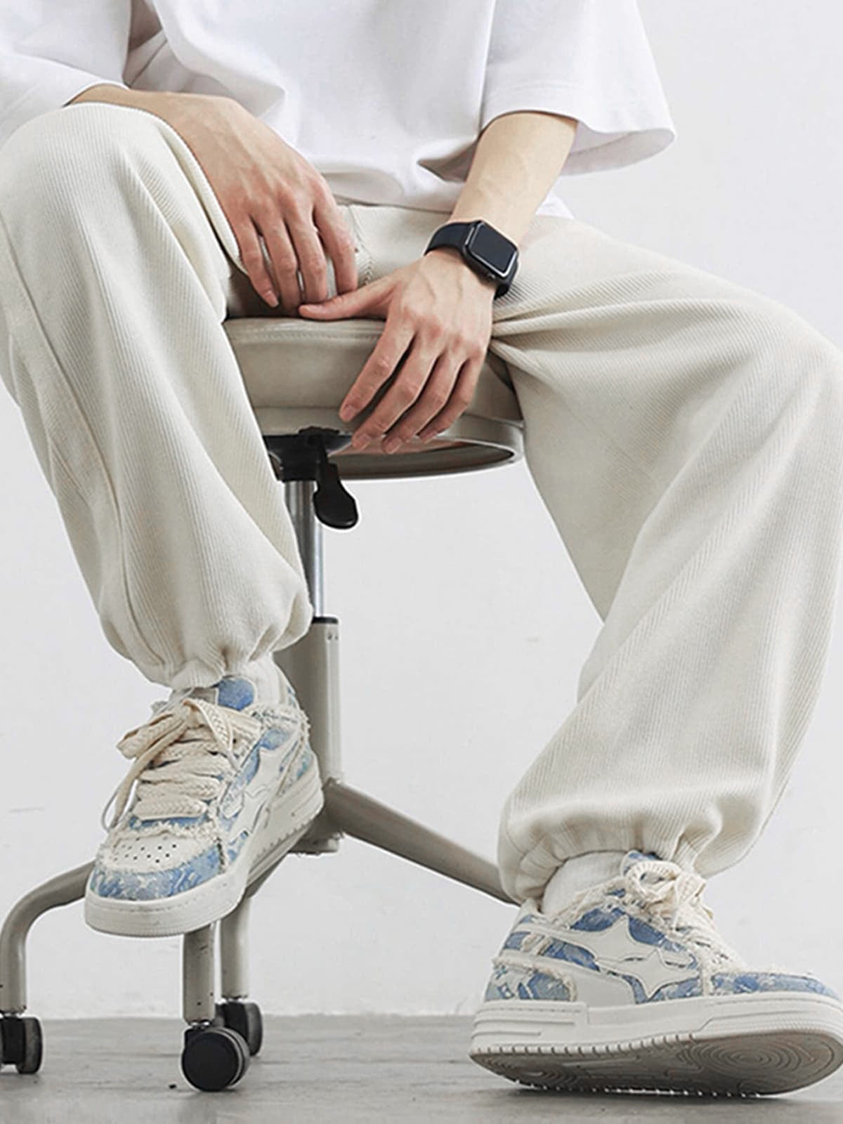 Baskets basses bleues et blanches à effet usé – vue 3