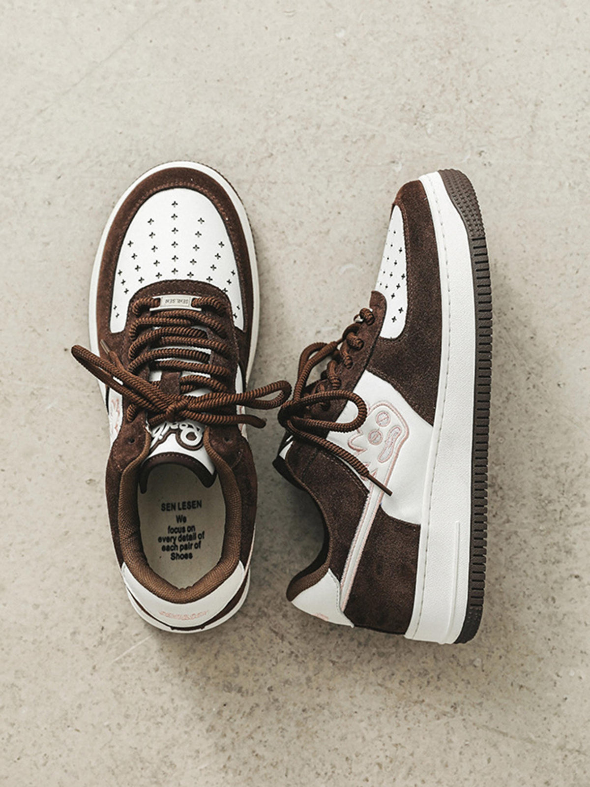 Baskets basses marron et blanc à bout perforé – vue 3
