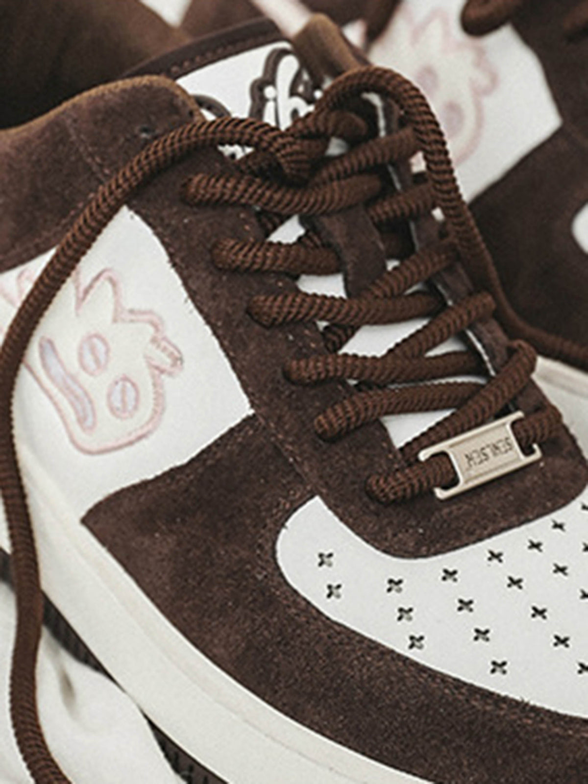 Baskets basses marron et blanc à bout perforé – vue 5
