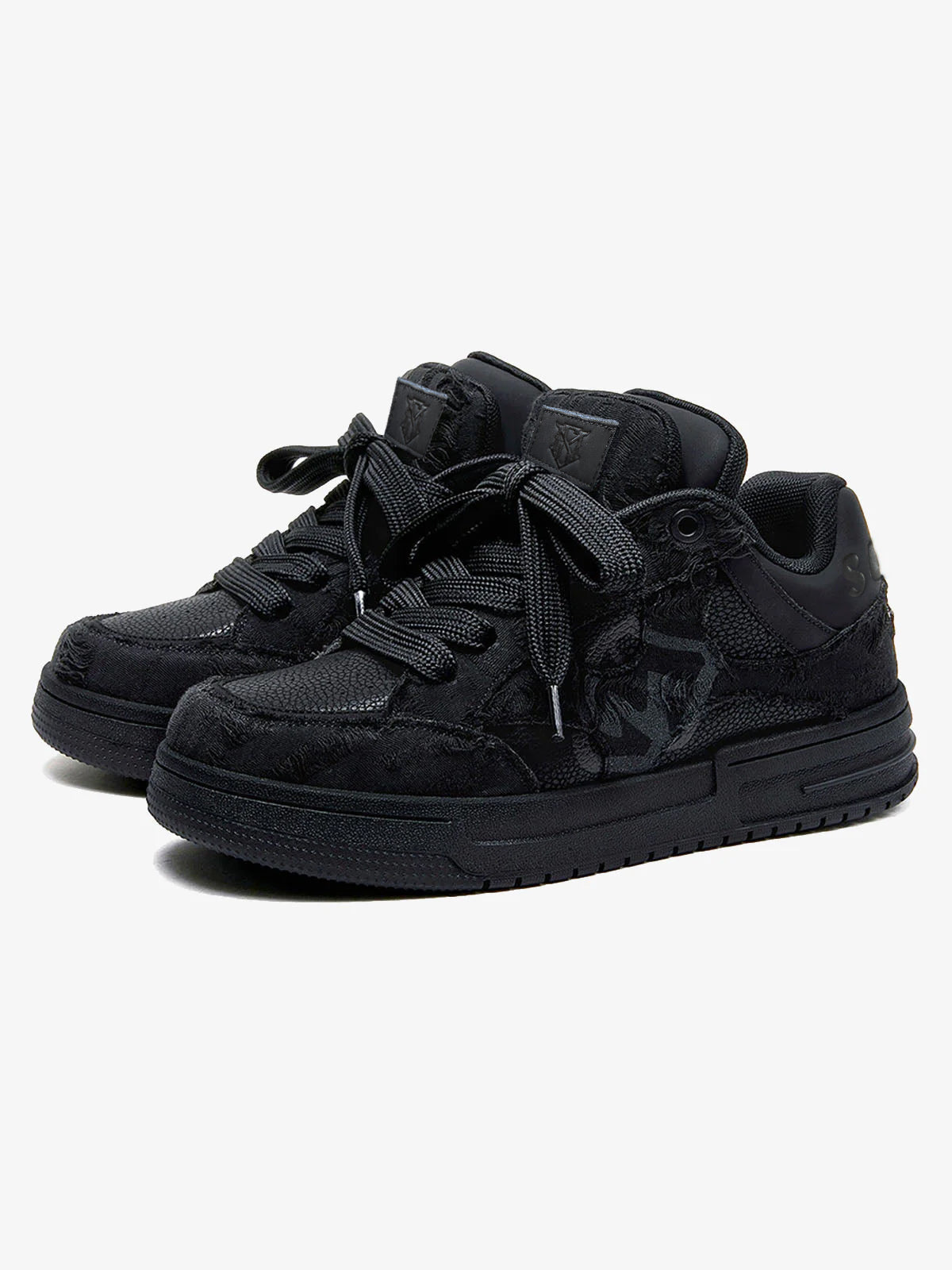 Baskets noires à lacets et détails effilochés – vue 1