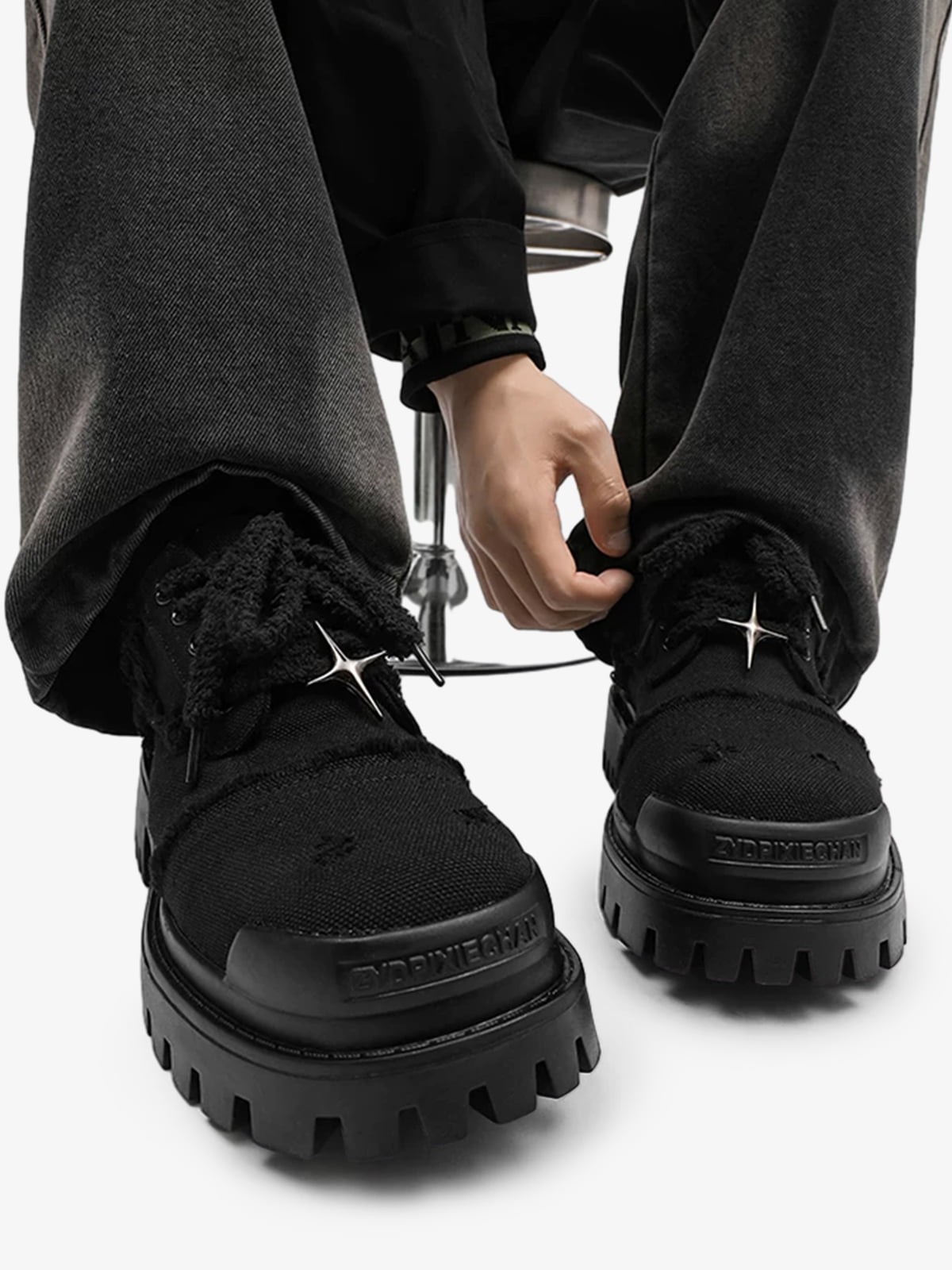 Baskets noires à semelle crantée et détail étoile – vue 3