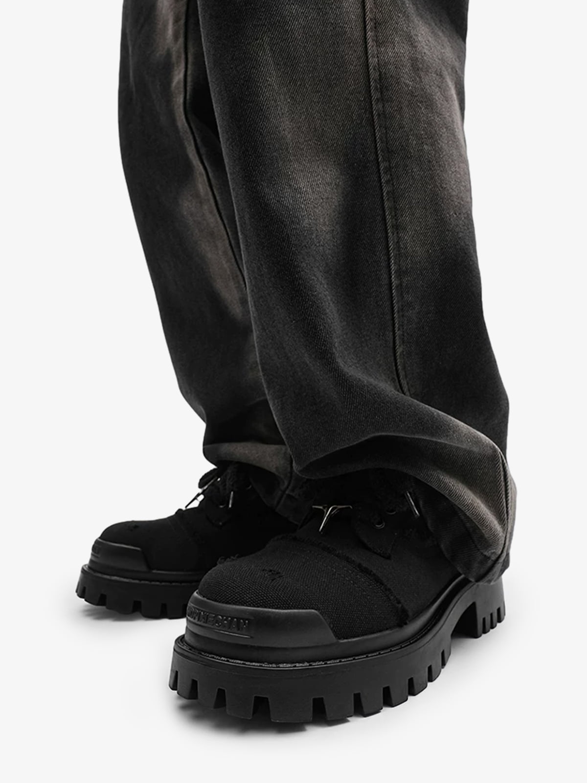 Baskets noires à semelle crantée et détail étoile – vue 5