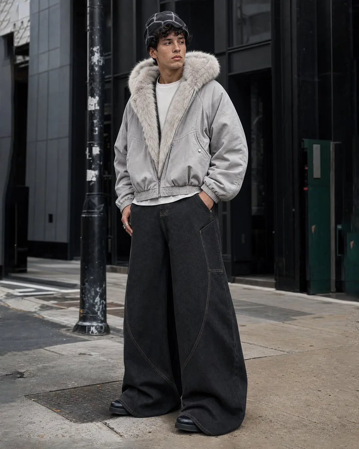 Blouson court zippé à capuche en fausse fourrure – vue 7