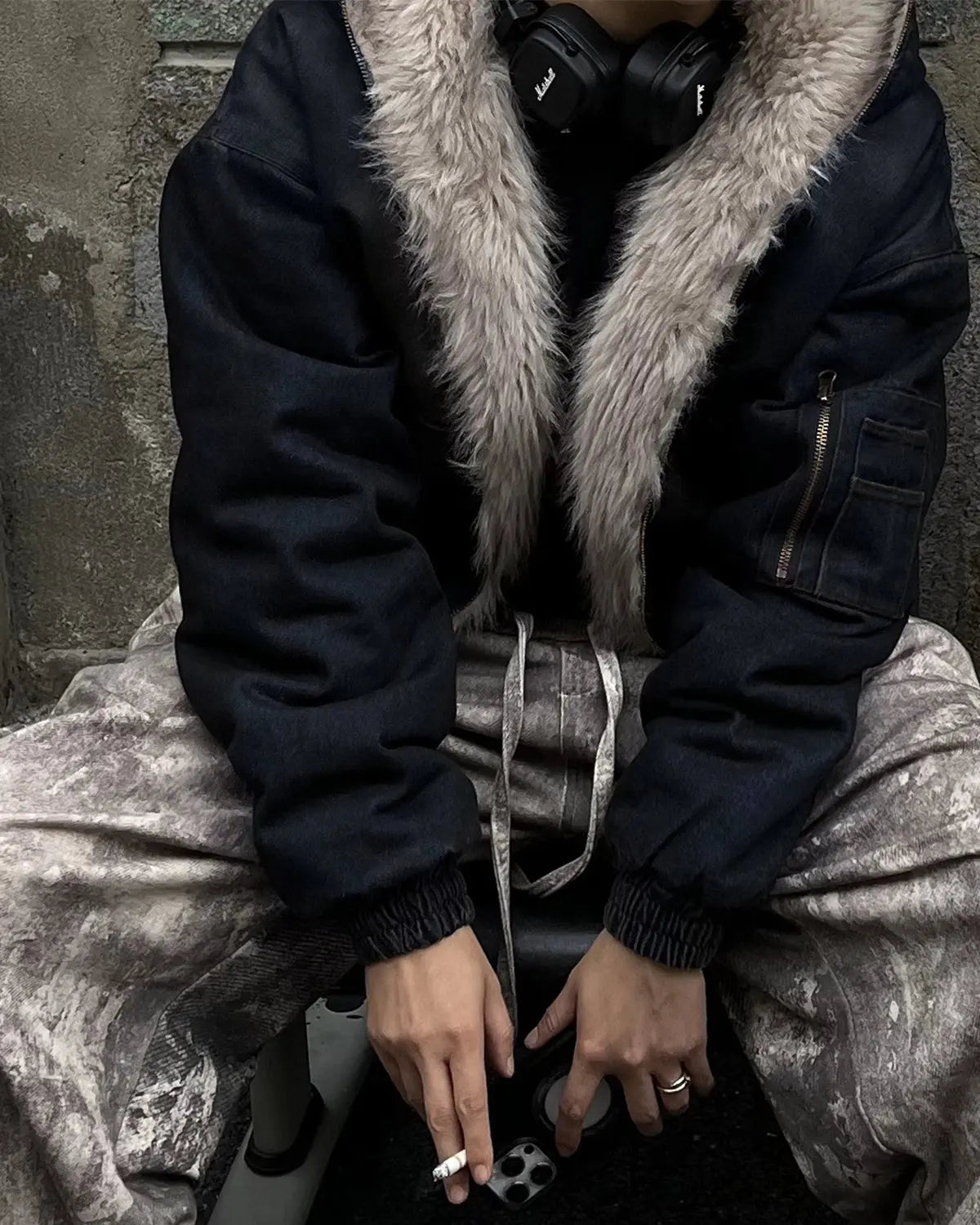 Blouson délavé à capuche bordée de fausse fourrure – vue 4