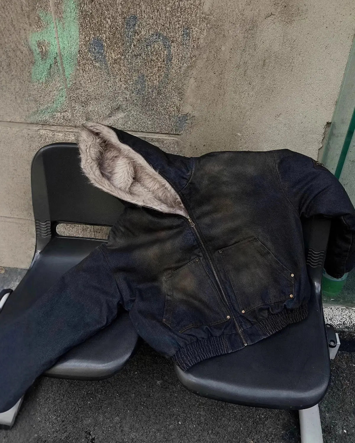Blouson délavé à capuche bordée de fausse fourrure – vue 6