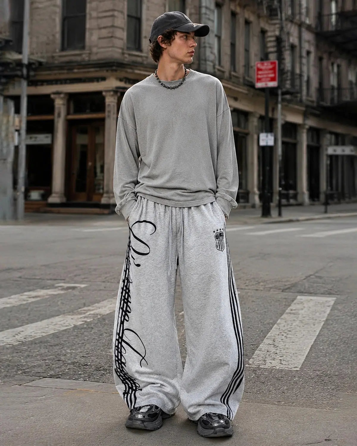 Pantalon de jogging baggy à bandes et motif graphique – vue 4