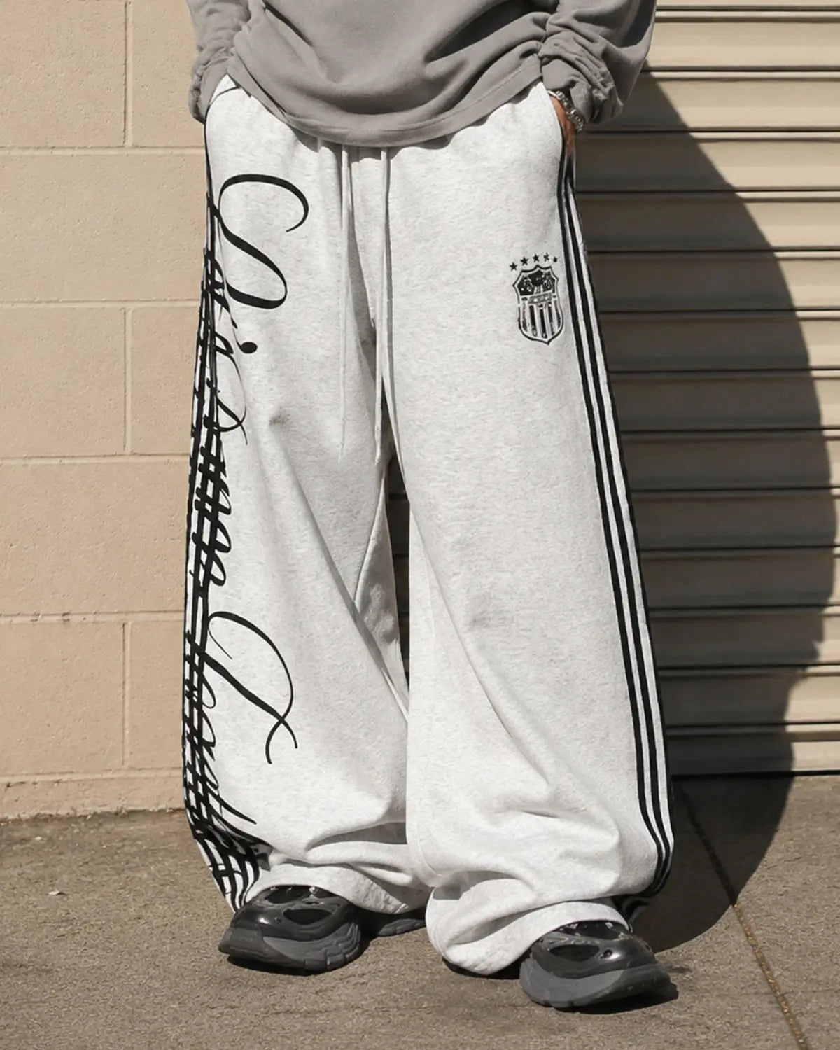 Pantalon de jogging baggy à bandes et motif graphique – vue 5