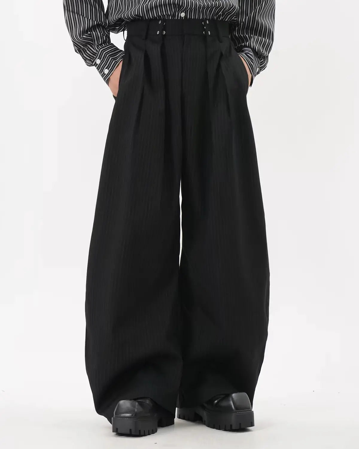 Pantalon noir à fines rayures coupe barrel – vue 4