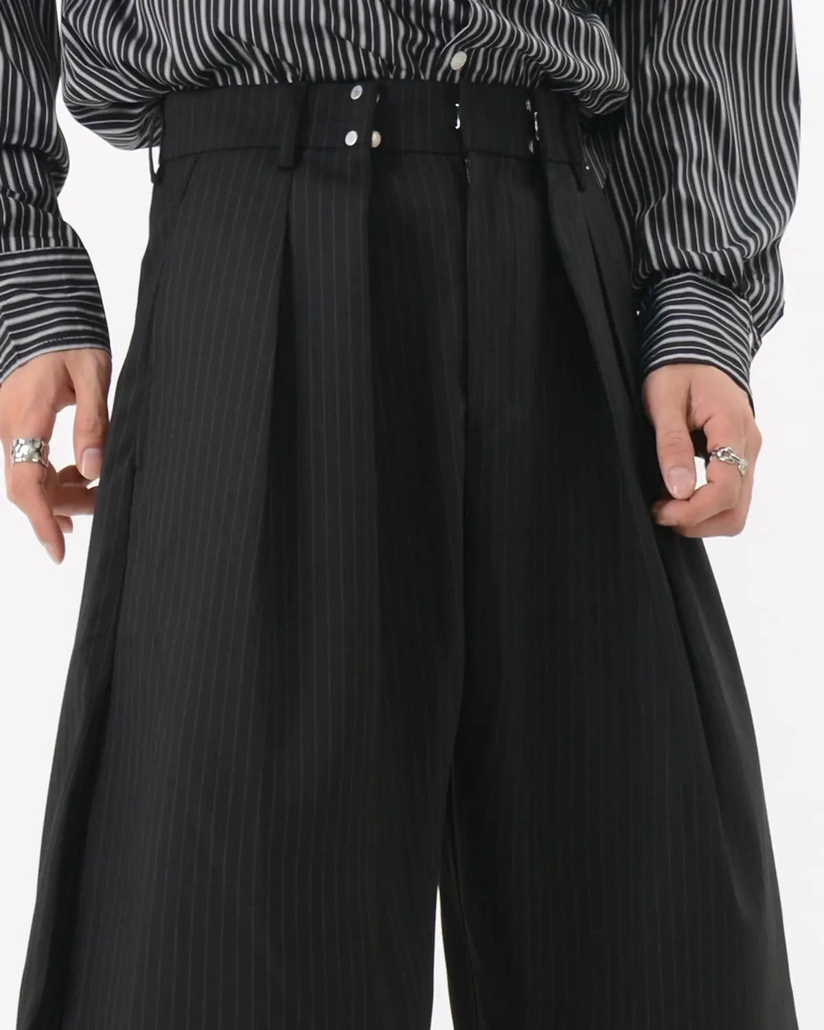 Pantalon noir à fines rayures coupe barrel – vue 6