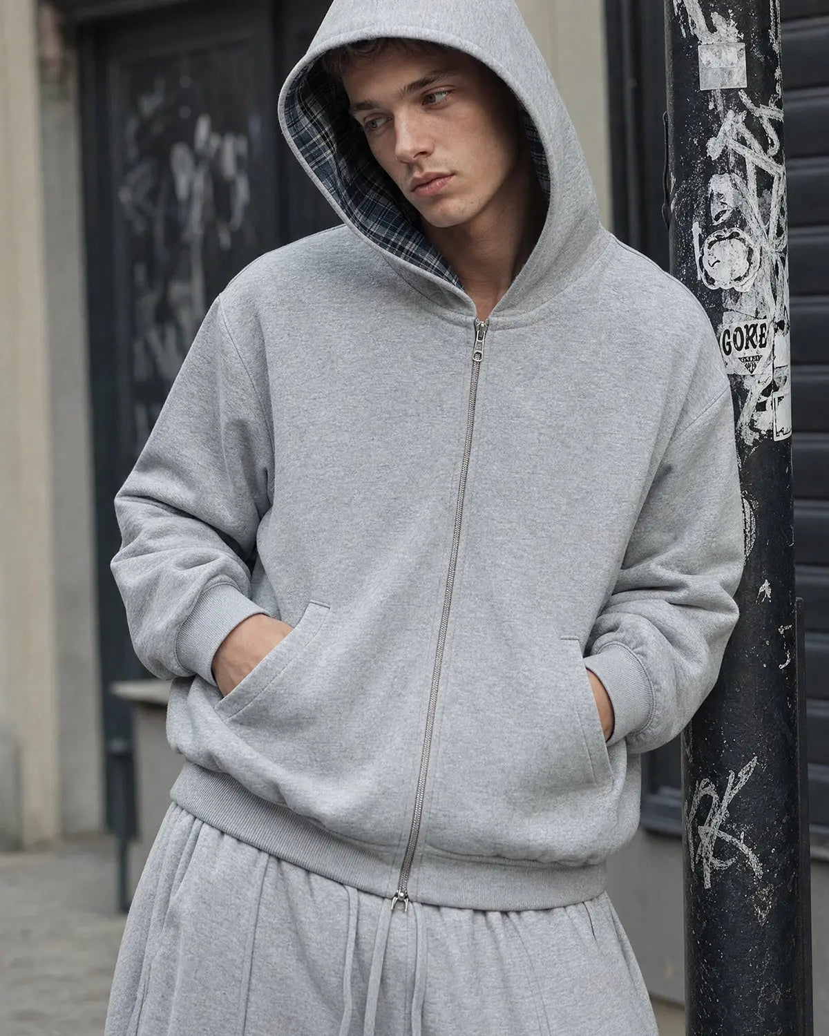 Sweat zippé réversible gris et à carreaux – vue 7